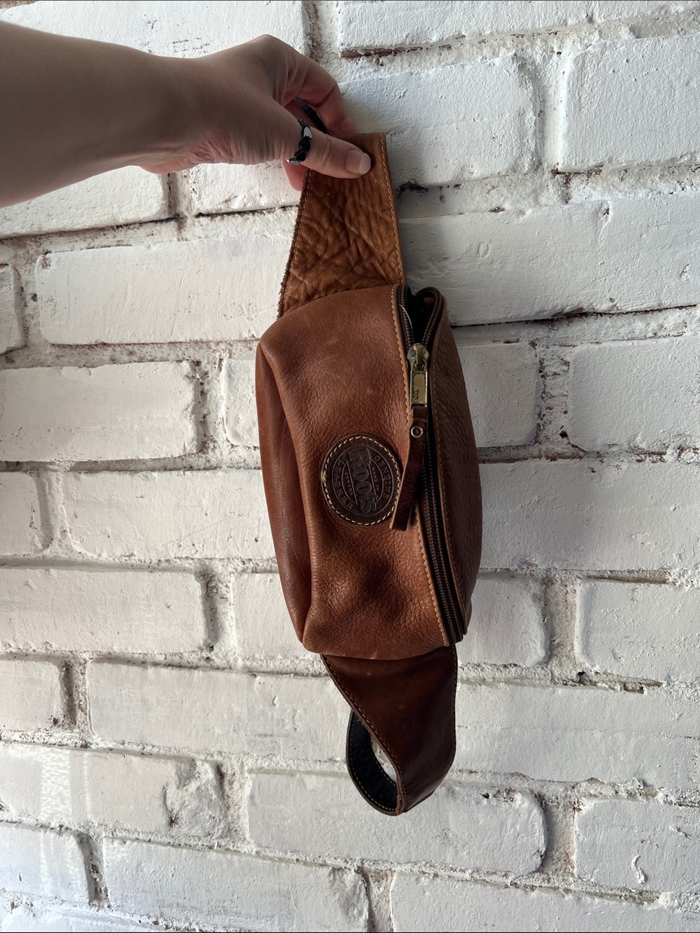 Roots Tan Leather Belt Bag well worn Roots zipper Fanny pack - Picture 2 of 7
